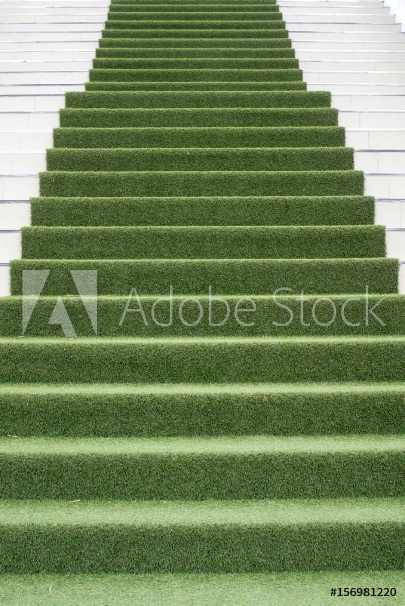 Afbeeldingen van Artificial grass installed over concrete staircase